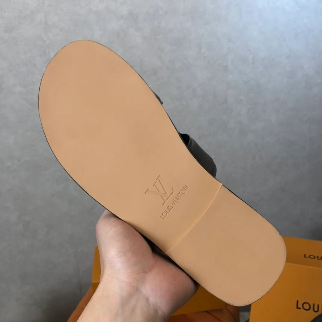 Factory price: 270💰LV counters are selling new brand luxury men's slippers, casual, loose and comfortable. The must-have model in the picture above [Happy][Happy], multiple colors available Size: 38-44, customized 45